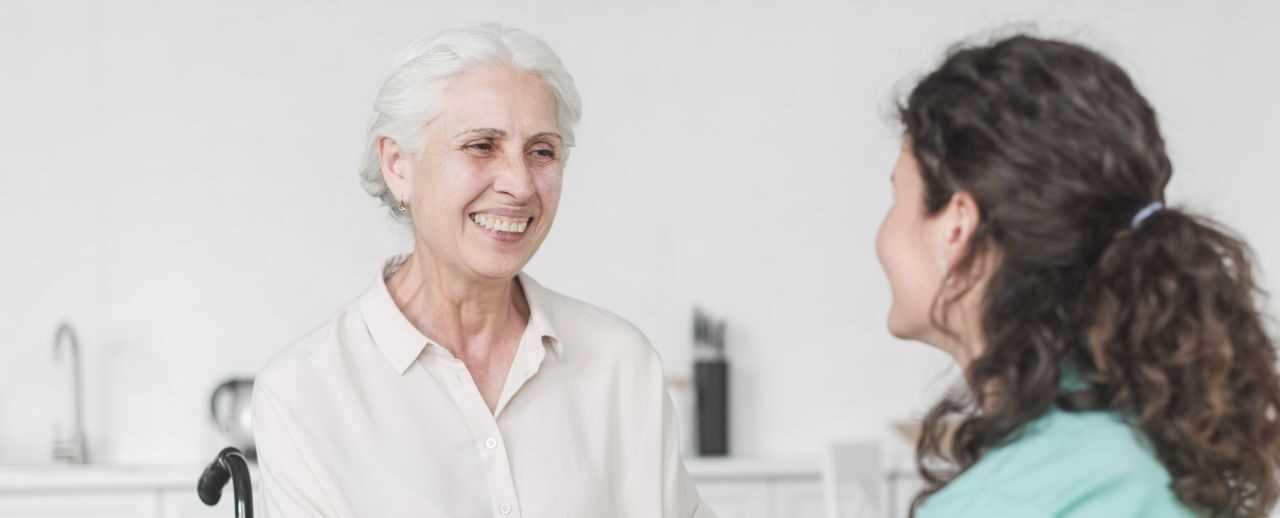 profissional com idoso promovendo o acolhimento