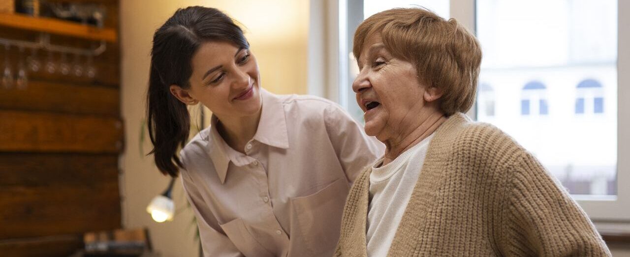 profissional promovendo a segurança do idoso