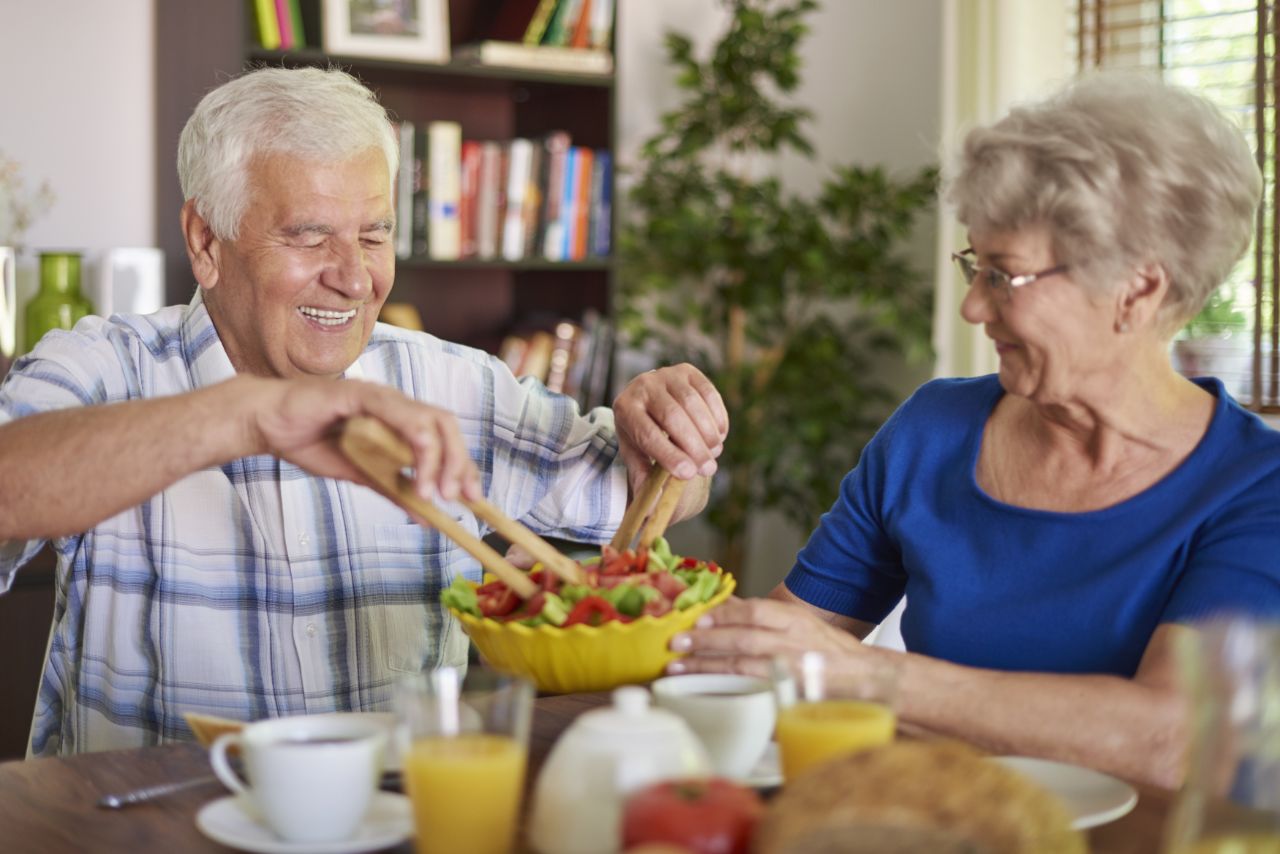 idosos realizando uma refeição de acordo com o acompanhamento nutricional