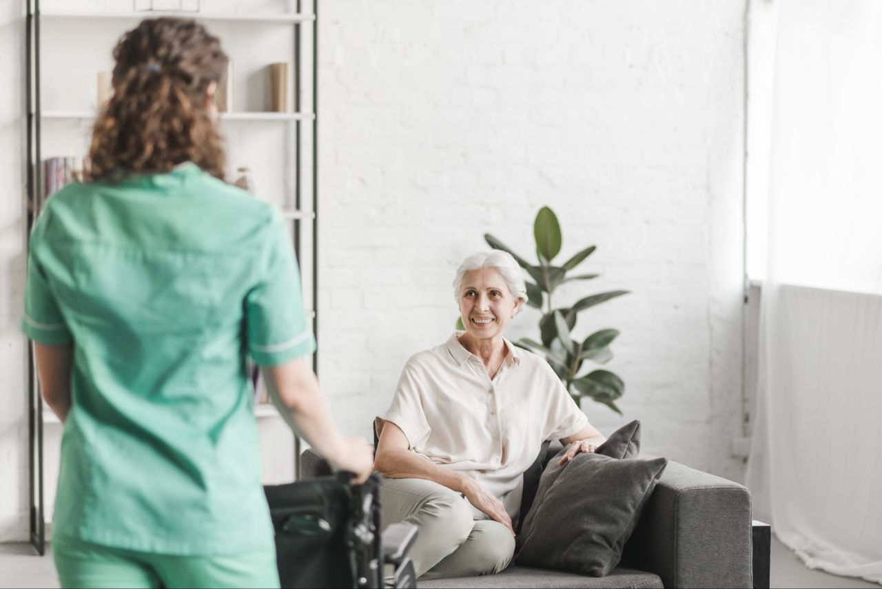 idosa recenbendo ajuda profissional para gerenciamento de condições crônicas